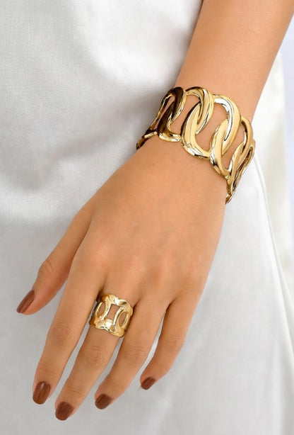 Bracelet and ring set with a geometric design of intertwined and sinuous links, with an adjustable opening