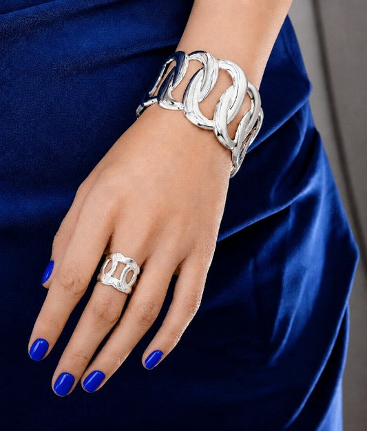 Bracelet and ring set with a geometric design of intertwined and sinuous links, with an adjustable opening